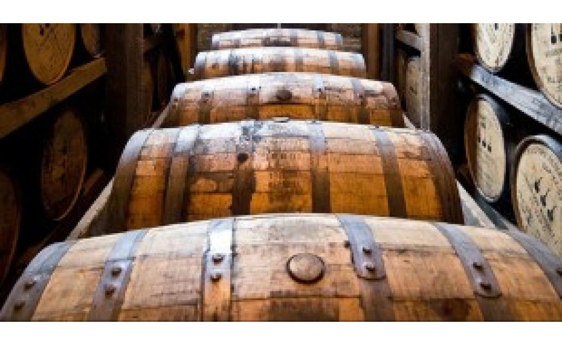 Rum: le forme di distillazione, l’invecchiamento e i diversi stili di produzione